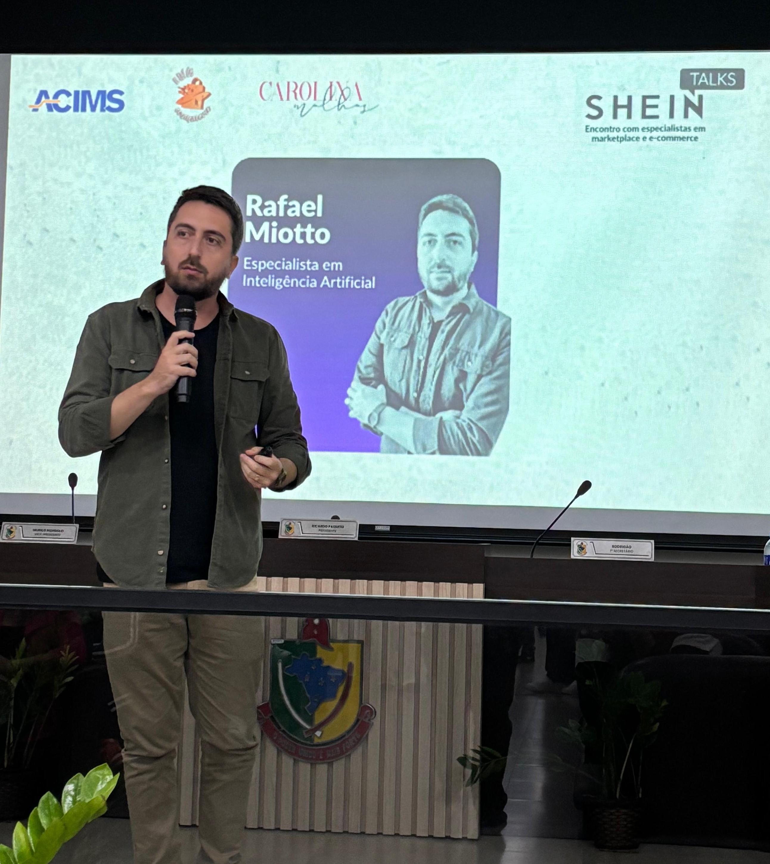 Rafael Miotto palestrando